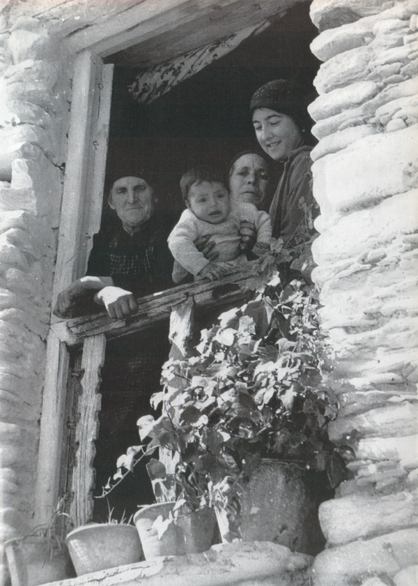 La familia alpujarreña asomada a la ventana
